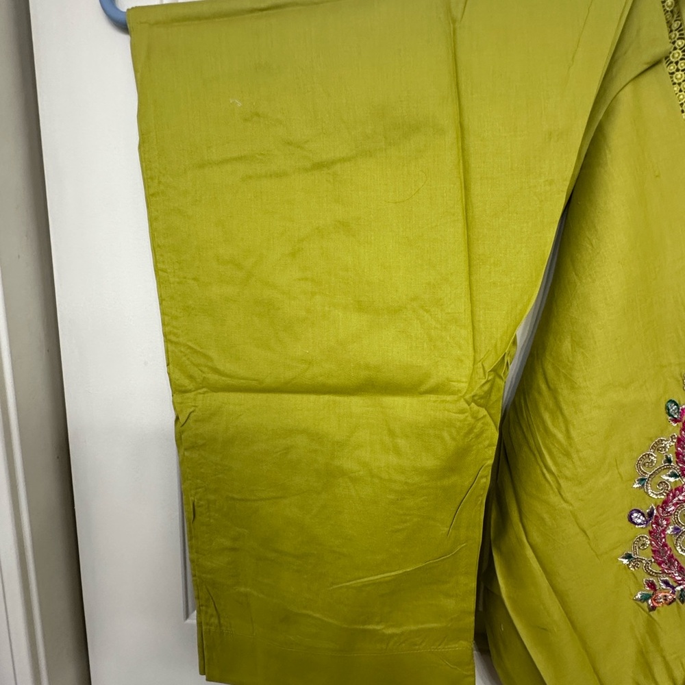 Super Sale‼️Embroidered luxury Green Traditional Outfit by Dikhawa size 24 - Picture 11 of 13